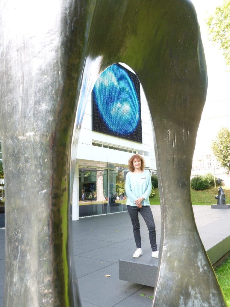 Bild der Dankstelle Führungen und Vorträge, Katalogbeiträge zur Kunstgeschichte und zur aktuellen Kunst, Einführungen bei Vernissagen – Gästeführungen – Assistentin meiner Schwester Eva Clemens, Malerin in Heidelberg